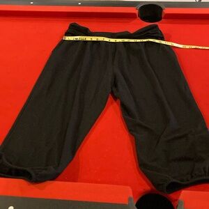 Cute comfy soft capris that tie at the bottom. Size L